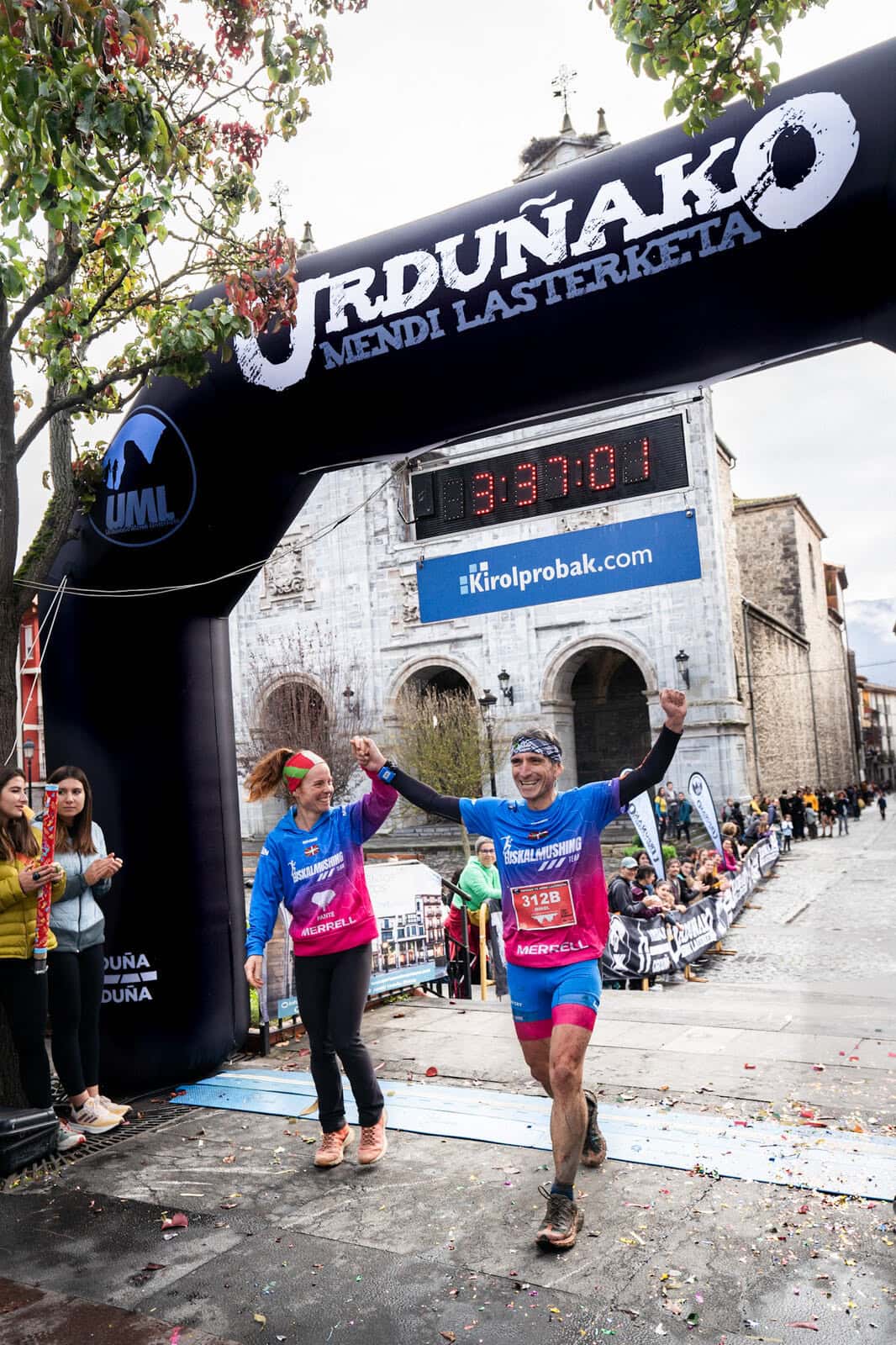 Errelebo bikotea helmuga zeharkatzen Urduñako Mendi Lasterketan