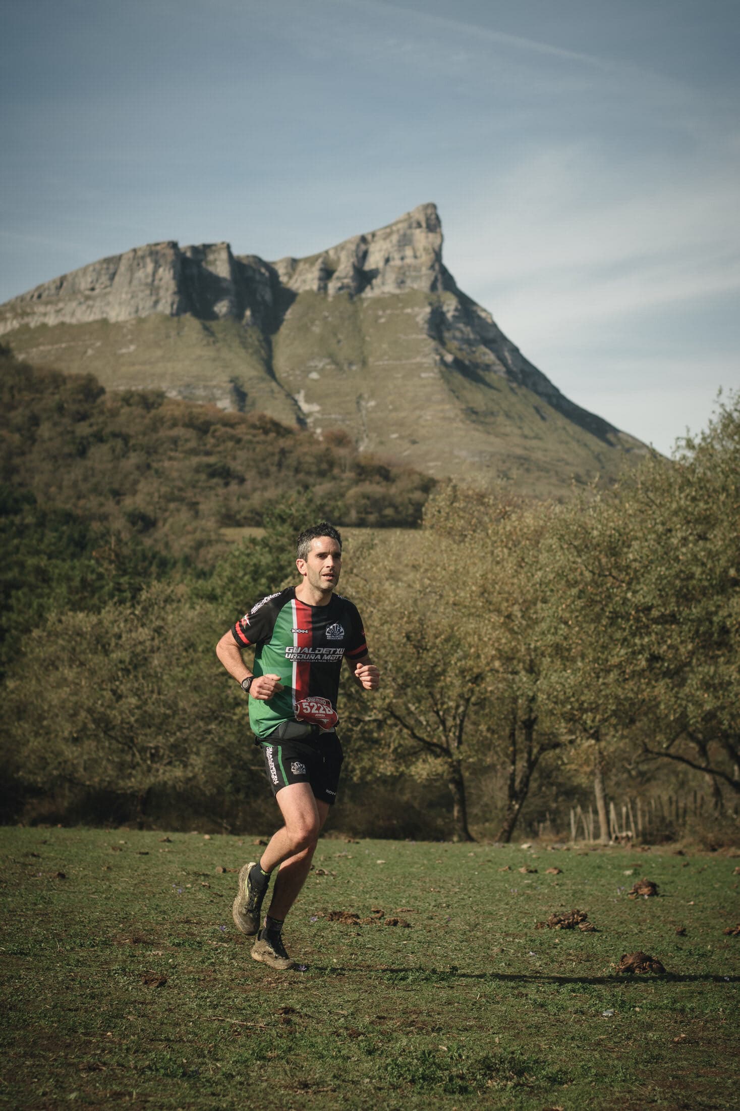 Korrikalaria Gorobel mendilerroaren atzealdearekin